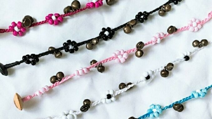 กำไลข้อมือเชือกถักกุ๊งกิ๊ง ลายดอกไม้ +กระดิ่ง  ตะขอไม้แบบโบราณคิ้วๆ (งานแฮนเมด)