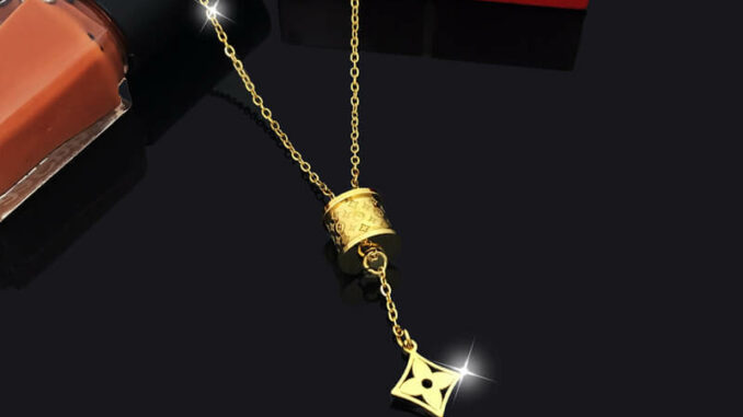 เครื่องประดับ สร้อยคอโซ่เหล็กไทเทเนียม 18K จี้ใบโคลเวอร์สี่แฉก สําหรับผู้หญิง