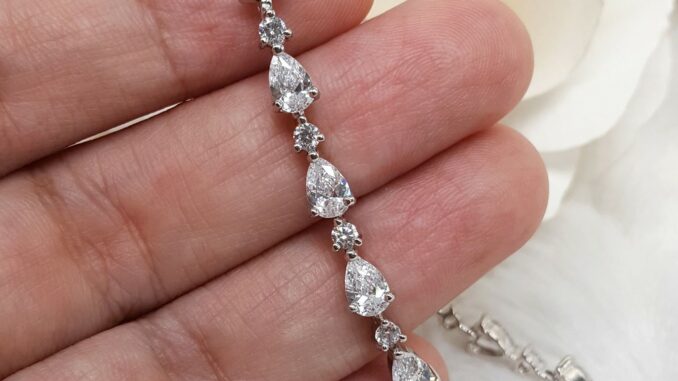 สร้อยข้อมือเพชร BR019 คริสตัล ทรงหยดน้ำ ขนาดเล็ก พอดี ใส่ได้หลายโอกาส เหมาะออกงาน ดินเนอร์ ปาตี้ งานแต่ง ValueJewelry