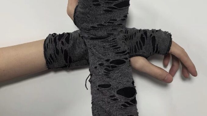 A2 ✝️ พร้อมส่ง ปลอกแขน    ℜ  / y2k ลายขาดเท่ๆ มีสีเทาและดำค่ะ