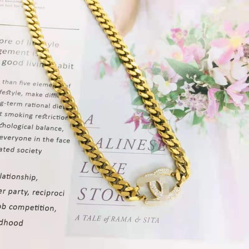 2021 ใหม่สร้อยข้อมือแฟชั่นสแตนเลสสีทองลายตัวอักษร C สําหรับผู้หญิง
