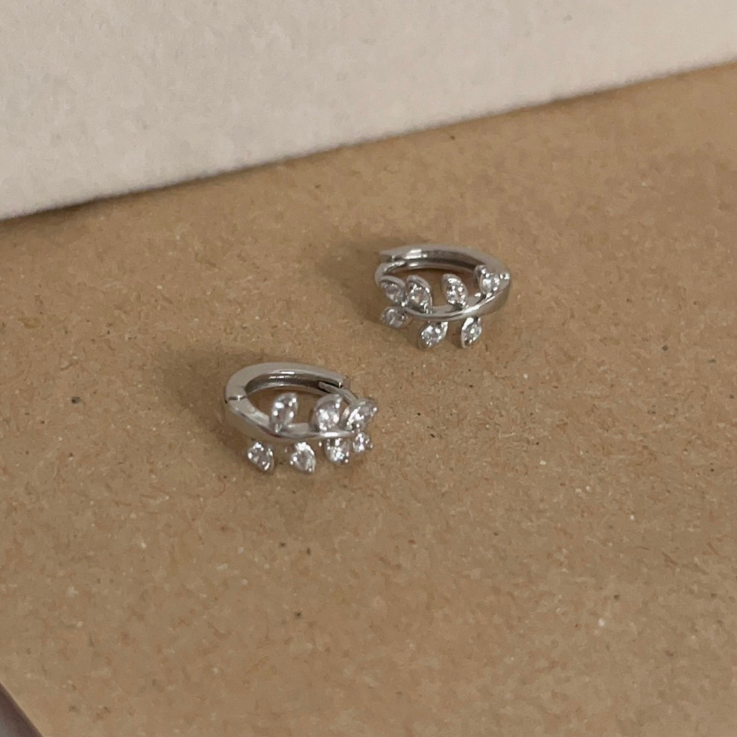 247-Littlegirt gifts-  Leaf clip earring