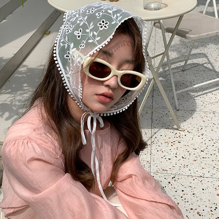 Floral lace headscarf ผ้าโพกผมสามเหลี่ยมลูกไม้