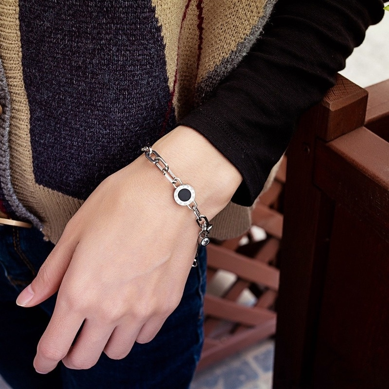 Ht สร้อยข้อมือ เหล็กไทเทเนียม ชุบทอง 18K ประดับเพชร ทรงกลม สีดํา สไตล์โรมัน