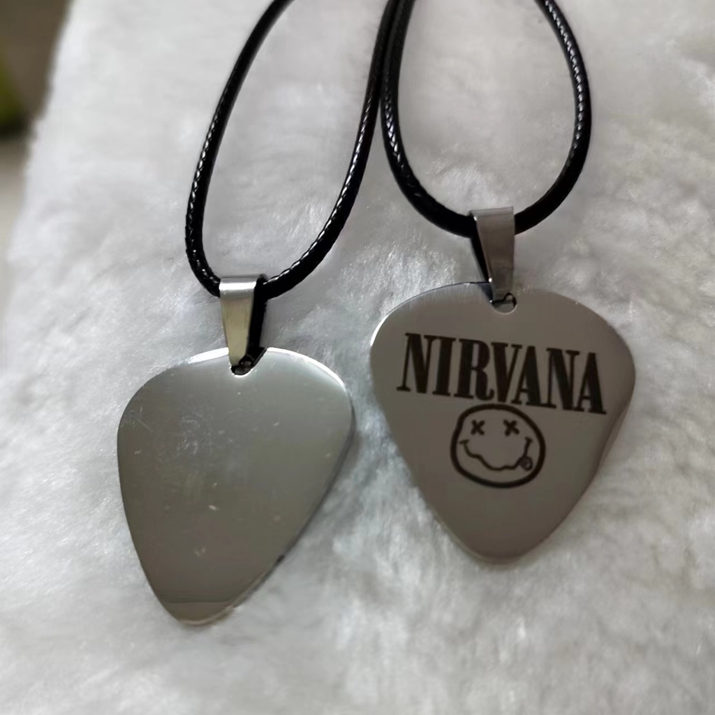 Nirvana ✨สร้อยคอเชือกหนัง พร้อมจี้ปิ๊กกีตาร์