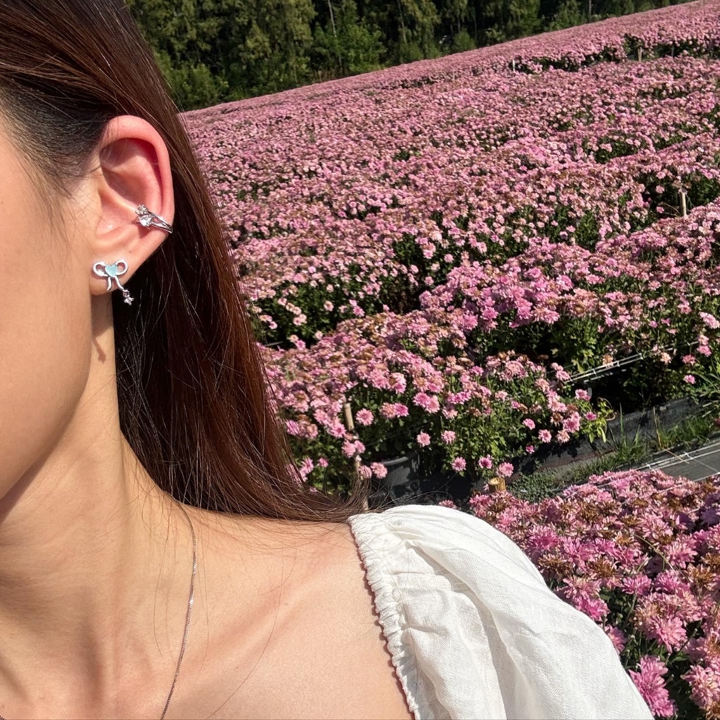 Petite Ribbon Stud ต่างหูรูปโบว์ประดับเพทายหัวใจ