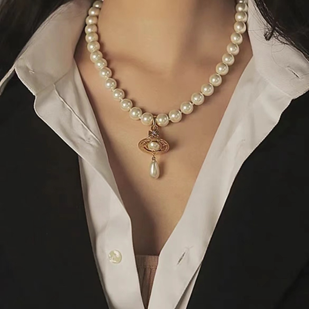 Westwood Vivienne สร้อยคอโซ่ จี้รูปหยดน้ํา ประดับมุก สามมิติ สไตล์วินเทจ