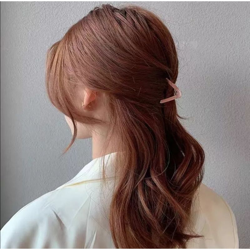 กิ๊ปหนีบผมแฟชั่น​  กิ๊บเก็บผม3เหลี่ยม จัดระเบียบผม  ดูดี  มีราคา เรียบๆง่ายๆแต่หรูหรา