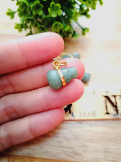 จี้น้ำเต้าหยกแท้ เสริมมงคล ขนาด 1.5 cm. มีสีเขียว/น้ำผึ้ง/ขาว