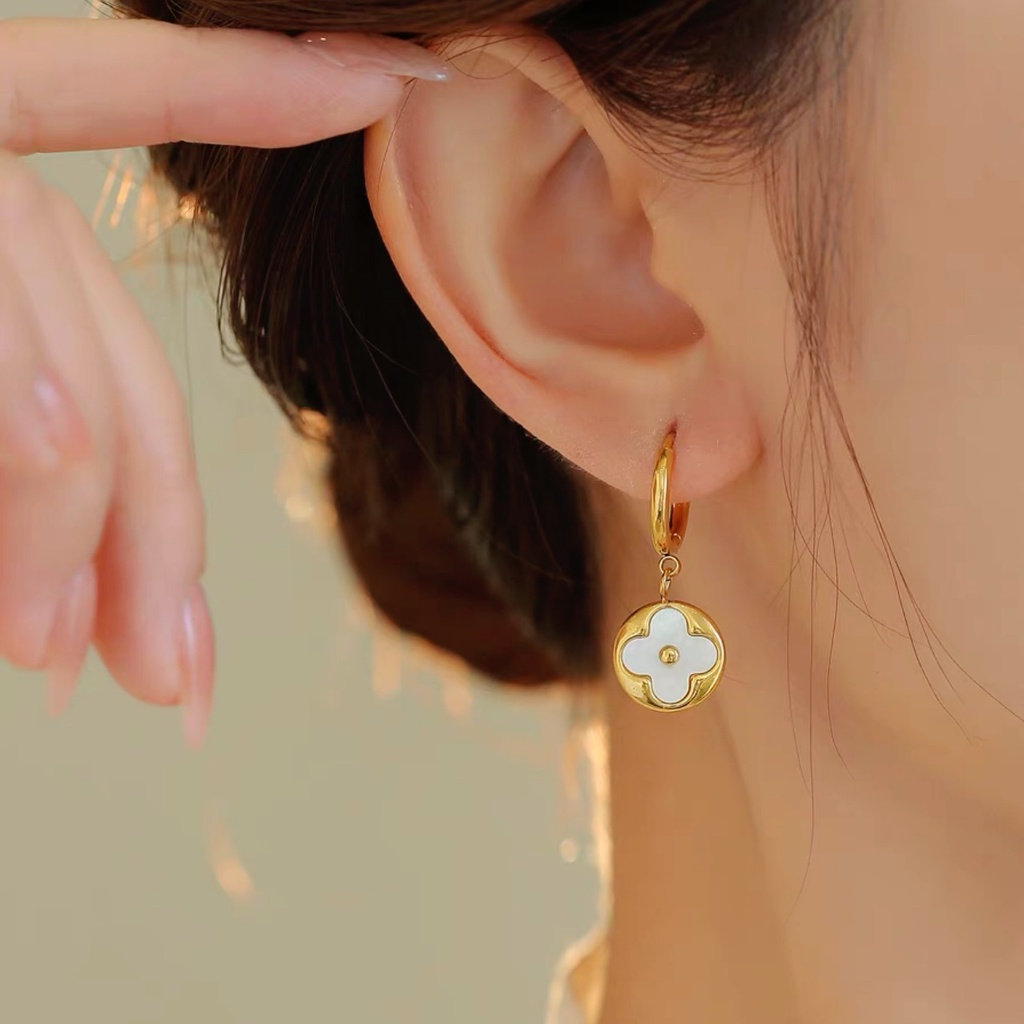 ต่างหูแบรนเนมสวยมากค่ะ