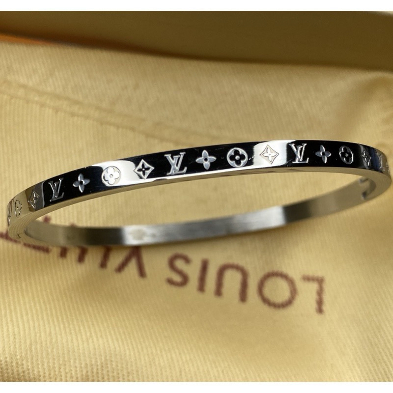 พ ร้ อ ม ส่ ง จ า ก ไ ท ย  ✧ กำไลข้อมือ ลายเซ็น Louis Vuitton แกะสลักและลายโมโนแกรม✧
