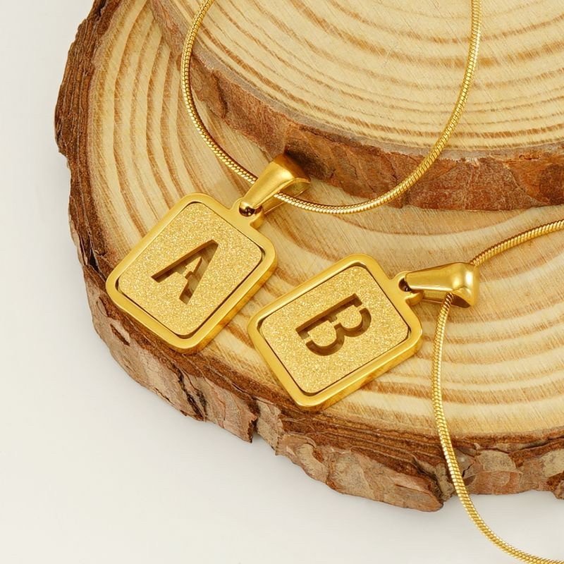 พร้อมส่ง สร้อยคอสเตนเลสสตีลพ่นทราย จี้ตัวอักษร A-Z สีทอง ชุบ18K   AZ06