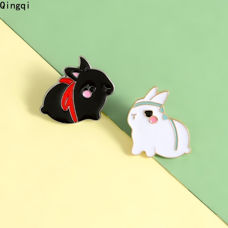 เข็มกลัด รูปการ์ตูนกระต่ายน่ารัก สีดํา สีขาว เครื่องประดับ สําหรับเพื่อนสนิท
