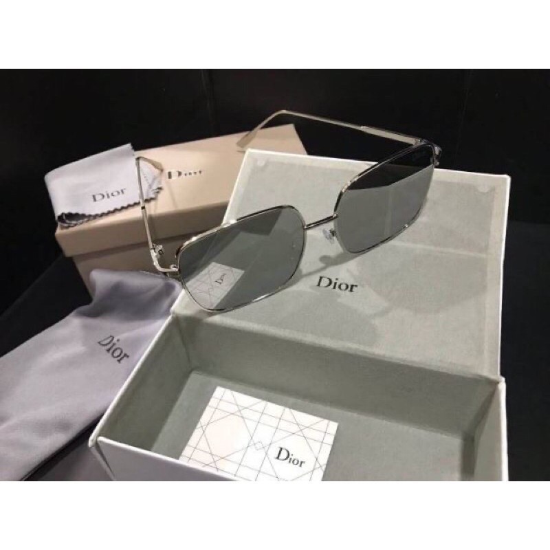 แว่นD i o r[พร้อมส่ง]แว่นทรงฮิตสีปรอทไปทะเลขึ้นเขาต้องมีติดกระเป๋าไว้นะครับ พร้อมส่ง ‼️