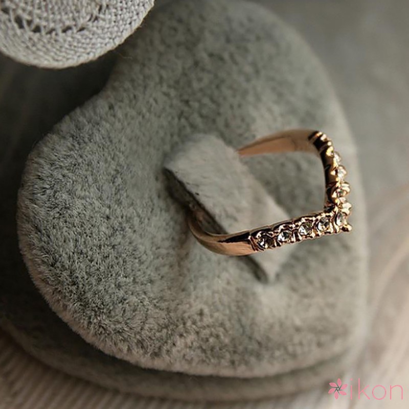 แหวนสีชมพูออกแบบไม่ซ้ําใครรูปตัววีประดับ rhinestone