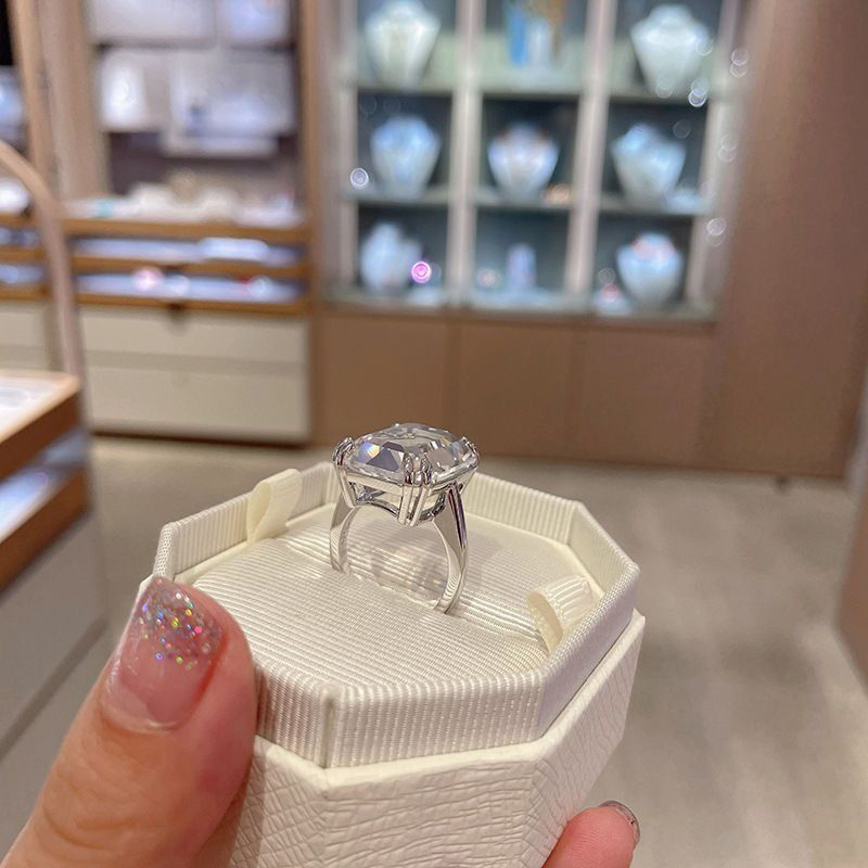 ✨พร้อมส่ง✨Swarovski แหวนเพชร ขนาดใหญ่ หรูหรา ดึงดูดความรัก ของขวัญวันหยุด สําหรับผู้หญิง