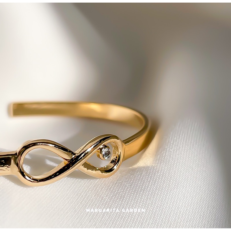 「ผ่านการเสกมงคล」 Margarita Premium Infinity with Tiny Crystal C-Shape Bangle
