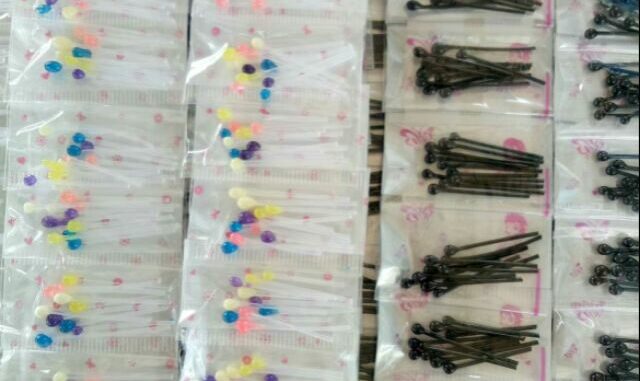 ต่างหูก้านพลาสติกแบบหัวหมุดราคาส่ง แผงละ 50 บาท