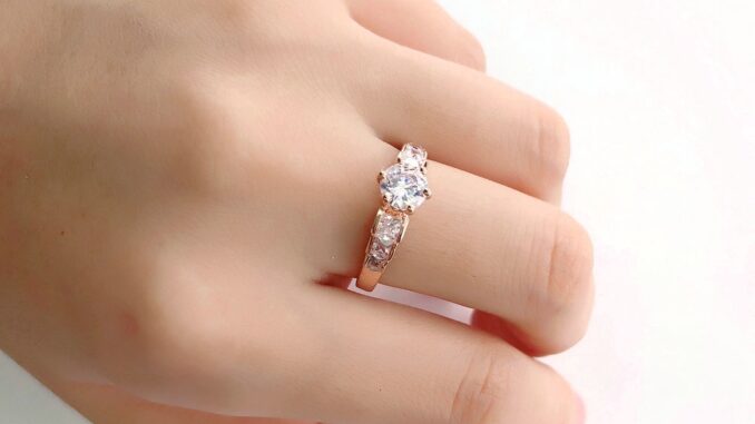 ZHOUYANG แหวนแต่งงานสำหรับผู้หญิง Rose G Old สีหกกรงเล็บ Cubic Z Irconia รอบตัดหมั้นพรรคของขวัญเครื่องประดับแฟชั่น R680