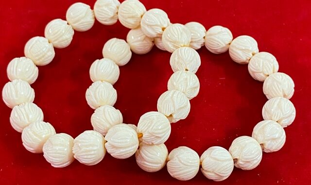 กำไลเรซิ่นเม็ดแกะดอกบัว ทำลายเหมือนงาช้าง ขนาด12มิล