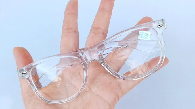 แว่นสายตาสั้น-1.00 ถึง-6.0 กรอบใส รหัส CGS42 พร้อมกล่อง+ผ้าเช็ดเลนส์ แว่นสายตาสั้น-1.00 ถึง-6.0 กรอบใส รหัส CGS42 พร้อมกล่อง+ผ้าเช็ดเลนส์
