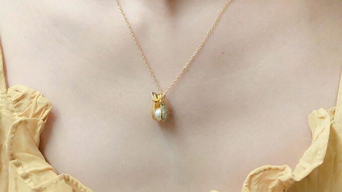 โซ่ ZHOUYANG จี้สร้อยคอสำหรับผู้หญิงเลียนแบบไข่มุกถุงลัคกี้แสงสีทองเค้นคอที่คอเครื่องประดับ N180 ขายส่ง