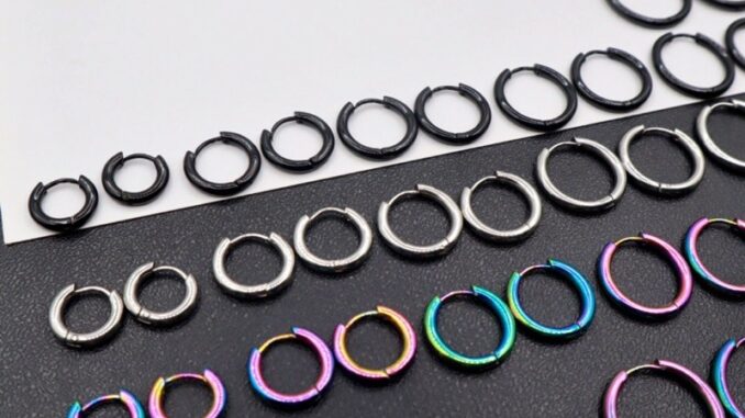 WFH ต่างหูห่วงแบบเจาะสแตนเลส ขอบหนา 2.5 mm. มี 3 สี WFH ต่างหูห่วงแบบเจาะสแตนเลส ขอบหนา 2.5 mm. มี 3 สี