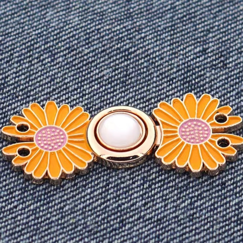 Fashion พร้อมส่งจากไทย กระดุมปรับเอว กระชับเอว กระโปรงกางเกง ลายดอกเดซี่ แบบเย็บ Q-161