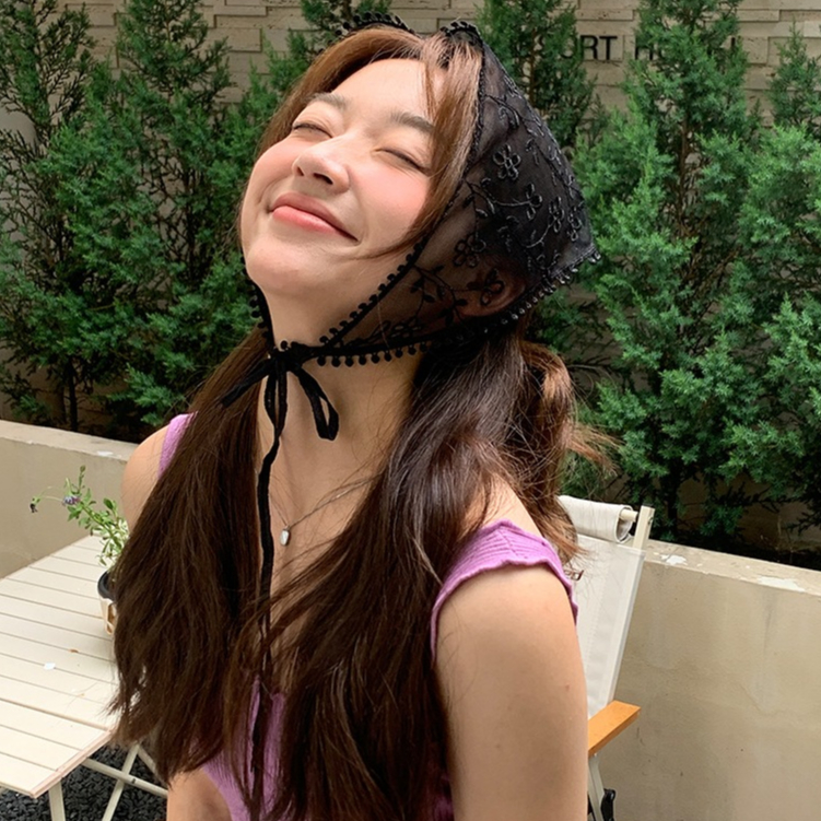 Floral lace headscarf ผ้าโพกผมสามเหลี่ยมลูกไม้