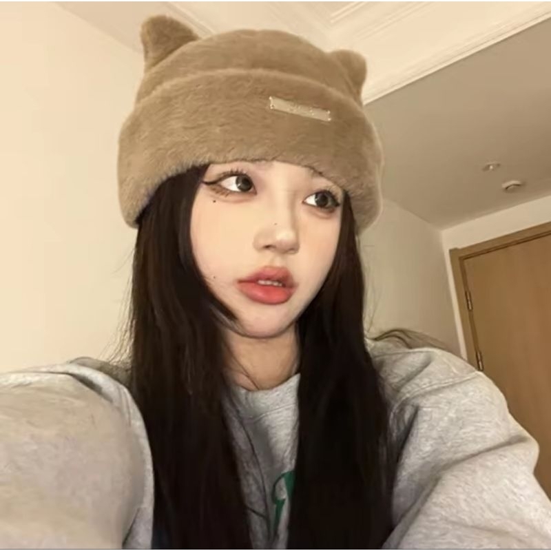 HAT04 หมวกบีนนี่ขนนุ่ม ทรงหูแมว แต่งป้ายโลหะ หมวกอุ่นบีนนี่พร้อมส่งในไทย เก็บโค้ดส่งฟรี