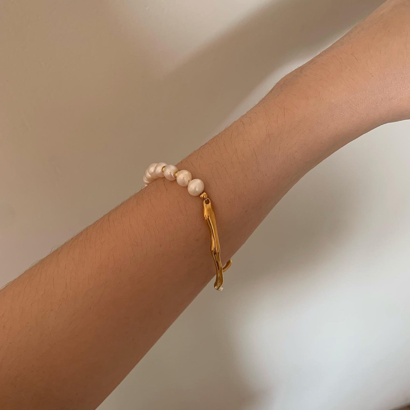 HER OBJECTIVE_HER BOLDY HALF PEARL CUFF