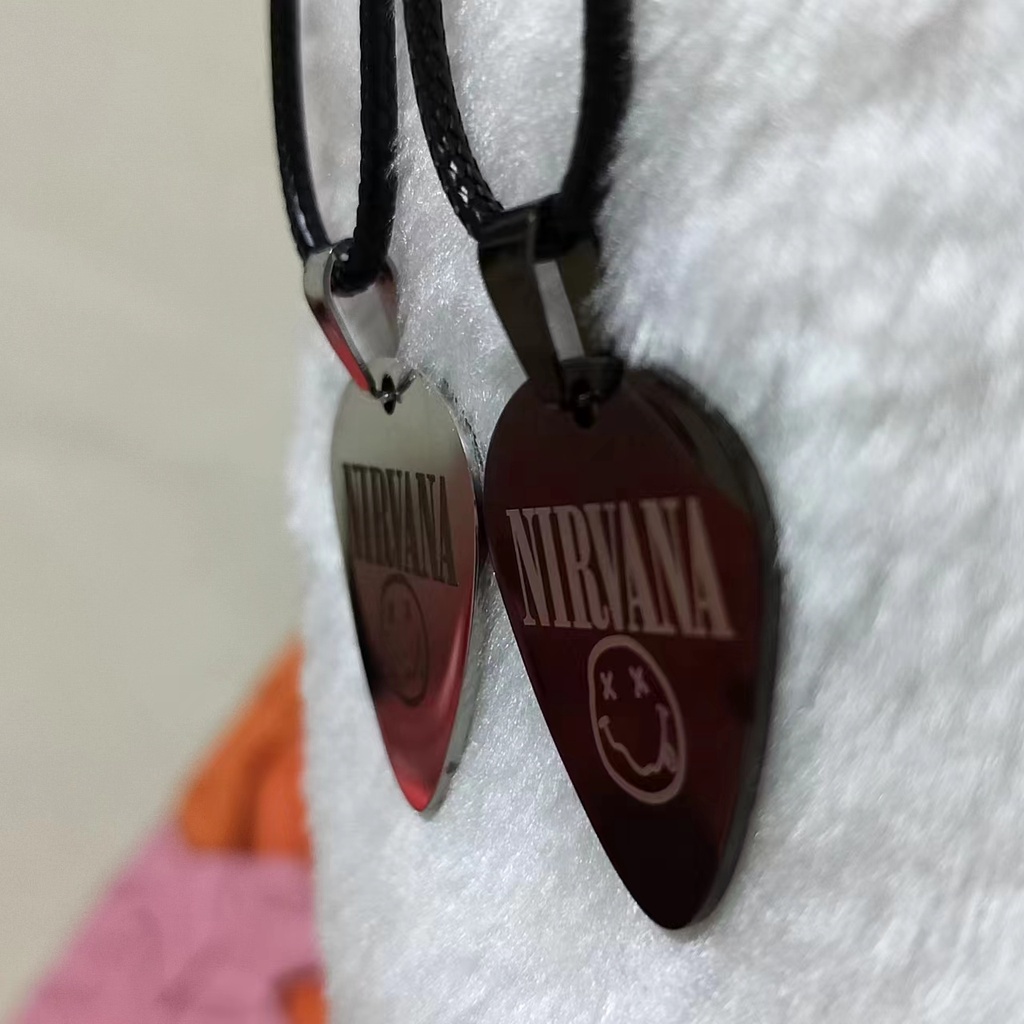 Nirvana ✨สร้อยคอเชือกหนัง พร้อมจี้ปิ๊กกีตาร์