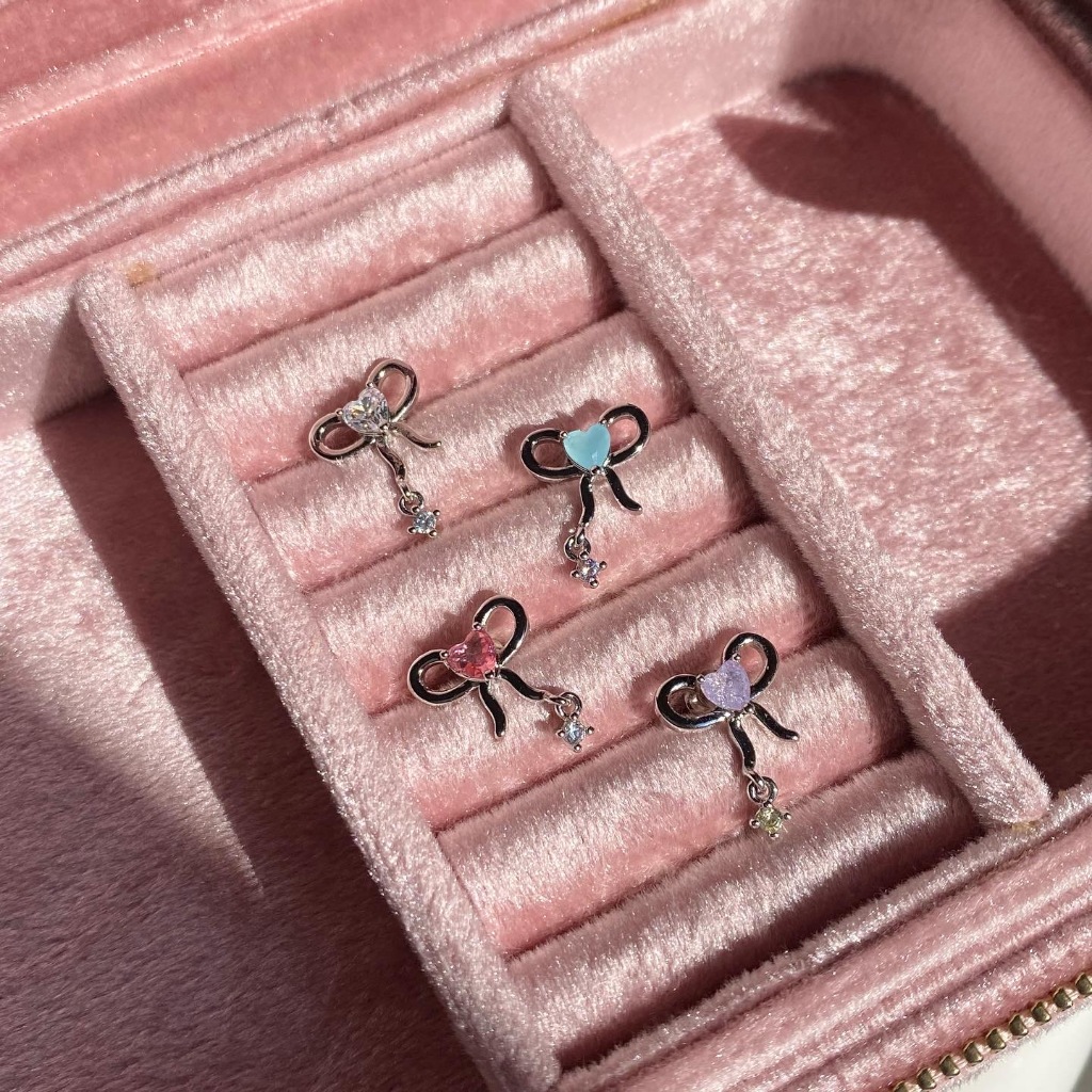 Petite Ribbon Stud ต่างหูรูปโบว์ประดับเพทายหัวใจ