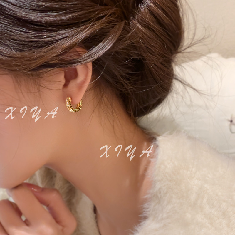 XIYA ต่างหู ทรงกลม ประดับเพทาย ลายตัวอักษร สไตล์ฝรั่งเศส เรโทร หรูหรา