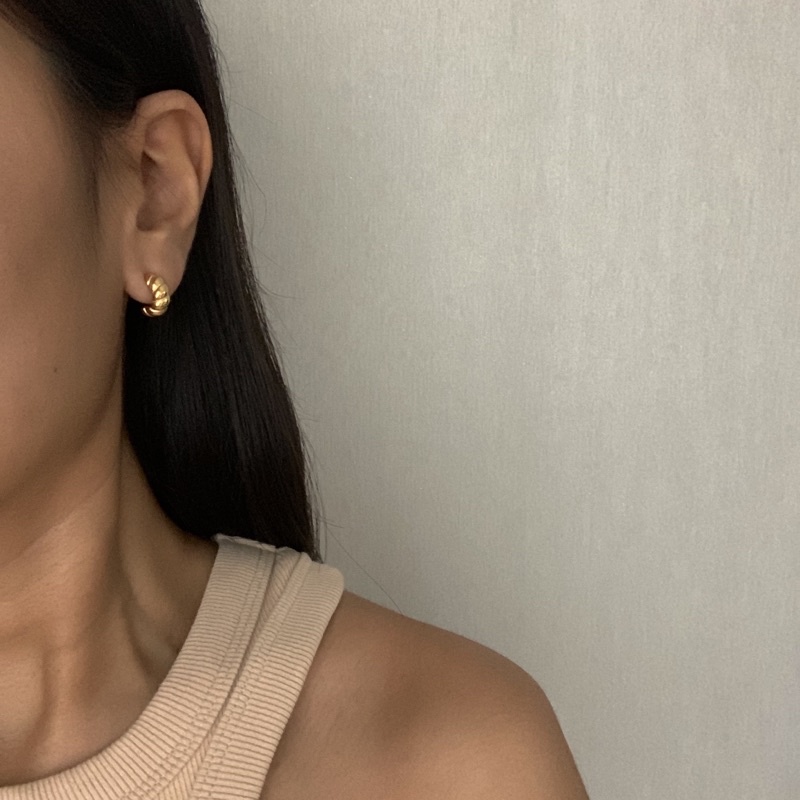 chic appeal - mini croissant earring ต่างหูครัวซองท์จิ๋วสไตล์มินิมอล