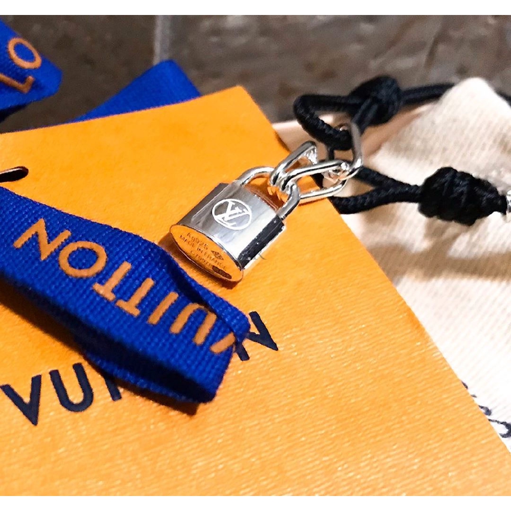 lou vuitton กําไลข้อมือสีเงิน