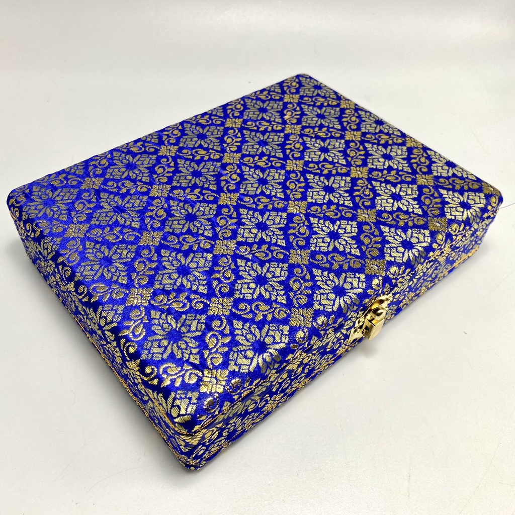 กล่องกำมะหยี่คิ้วทอง ลายผ้าไหมไทย โทนสีน้ำเงินทอง ขนาด 16x21x5 ซม. (6.5x8.5x2