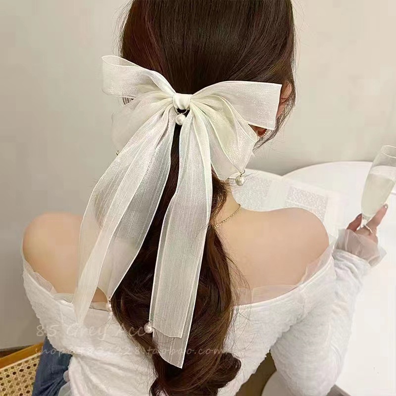 กิ๊บติดผม ประดับโบว์ริบบิ้น และไข่มุก ระดับไฮเอนด์ แฟชั่นฤดูใบไม้ผลิ 2023