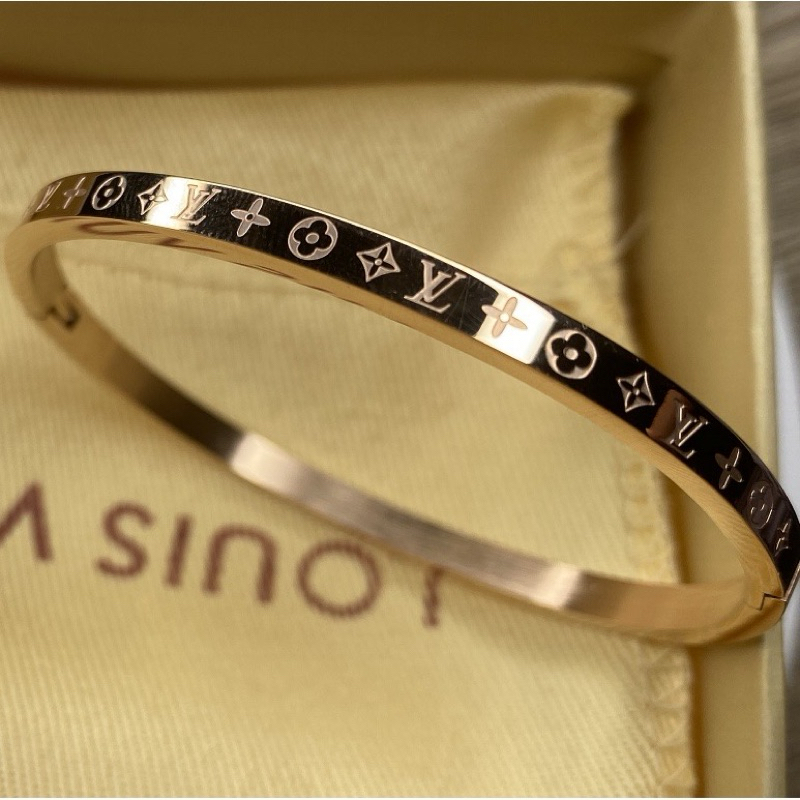 พ ร้ อ ม ส่ ง จ า ก ไ ท ย  ✧ กำไลข้อมือ ลายเซ็น Louis Vuitton แกะสลักและลายโมโนแกรม✧