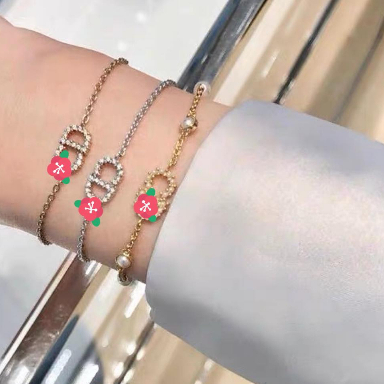 สร้อยข้อมือD  ตัวอักษร ออริ สีทองโบราณ เป็นมิตรต่อผิว ไม่แพ้ไม่ดำ ไม่คัน