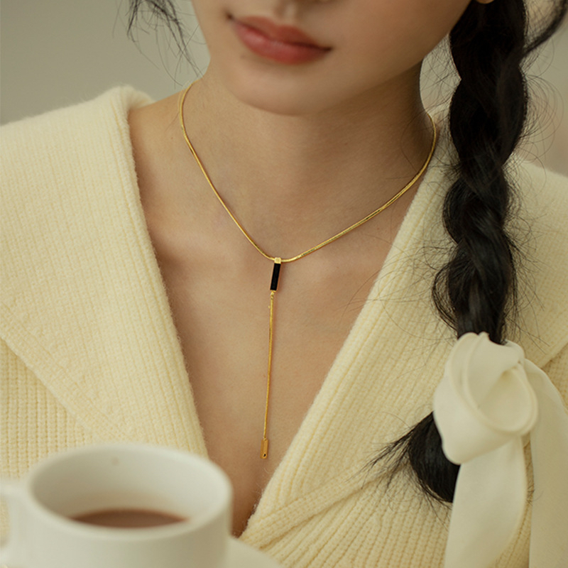 สร้อยคอโซ่เหล็กไทเทเนียม ทอง 18K จี้รูปตัว Y ขนาดเล็ก สีดํา