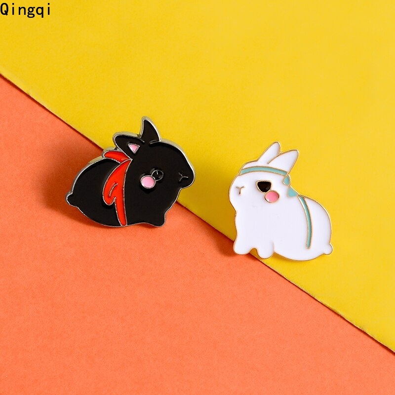 เข็มกลัด รูปการ์ตูนกระต่ายน่ารัก สีดํา สีขาว เครื่องประดับ สําหรับเพื่อนสนิท