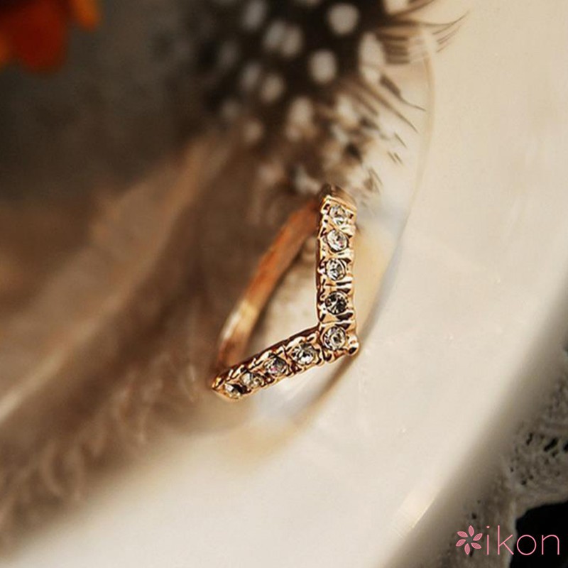 แหวนสีชมพูออกแบบไม่ซ้ําใครรูปตัววีประดับ rhinestone