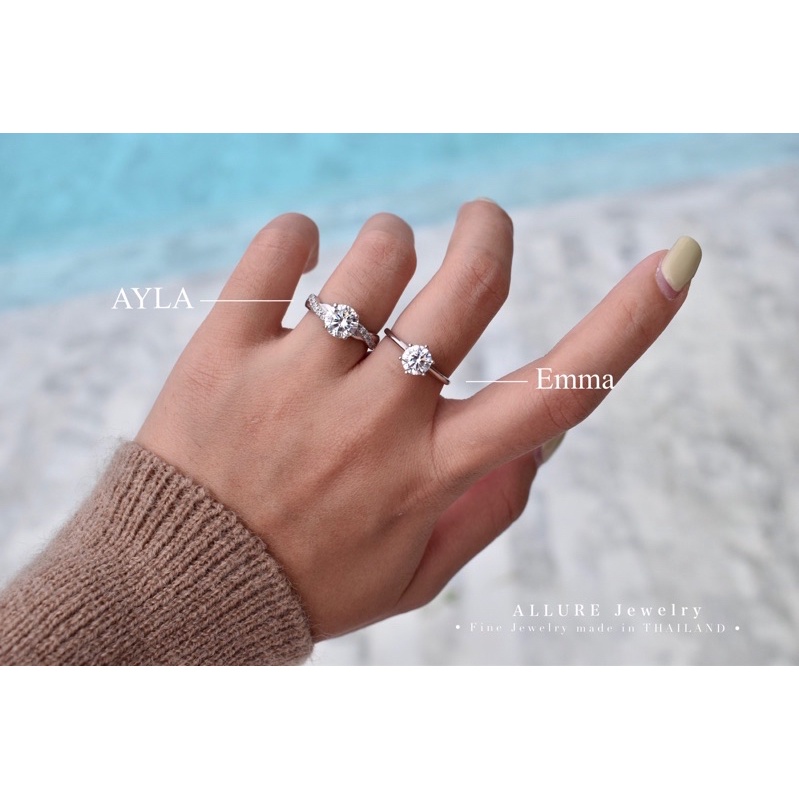 แหวนเพชรเม็ดเดี่ยว 1 กะรัต   ตัวเรือนเงินแท้ 925 ชุบเคลือบทองคำขาว [ รุ่น   - Allure Jewelry]