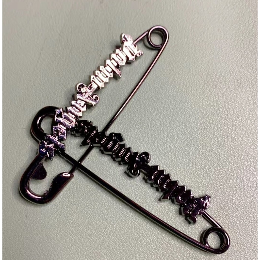 【ซื้อหนึ่งแถมหนึ่ง】เข็มกลัด ลายตัวอักษร สีดํา ขนาดใหญ่ เครื่องประดับแฟชั่น DIY