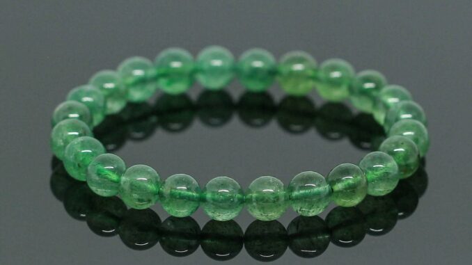 หินสตอเบอรี่ควอตซ์ สีเขียว Green Strawberry Quartz ขนาด 8 มิล หินแท้ 100% ช่วยให้ผู้ถือครองมีความสุข หินสีเขียว