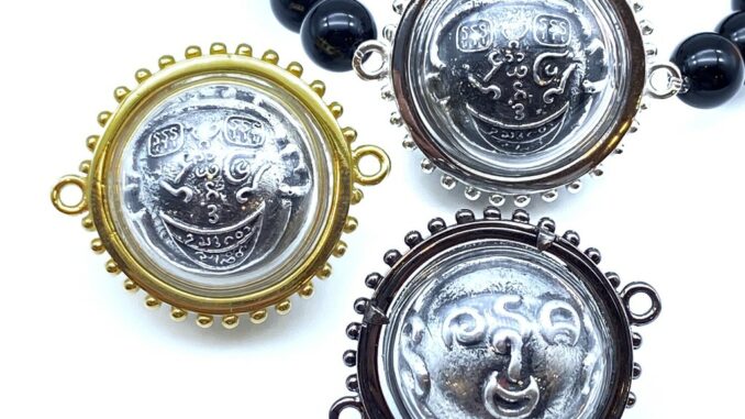 Leila Amulets ปรอทกรอ แก้วมณีโชติโฉลกล้ำ (พร้อมกำไลหินฟรีตามรูป) Leila Amulets ปรอทกรอ แก้วมณีโชติโฉลกล้ำ (พร้อมกำไลหินฟรีตามรูป)