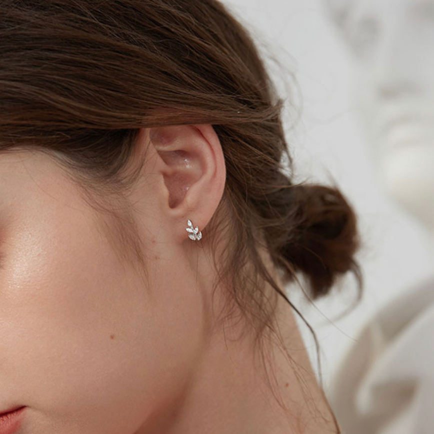 247-Littlegirt gifts-  Leaf clip earring