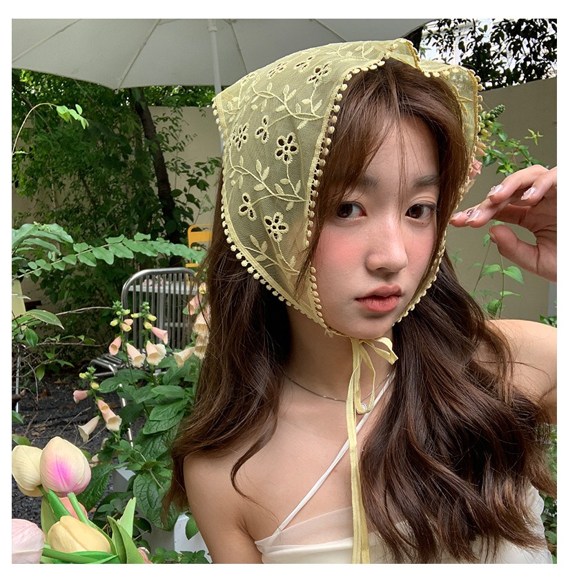 Floral lace headscarf ผ้าโพกผมสามเหลี่ยมลูกไม้