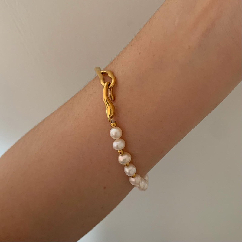 HER OBJECTIVE_HER BOLDY HALF PEARL CUFF